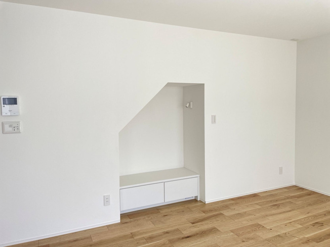 【居間・リビング】 | 【NEXT-STEP HOME】▼△まるで注文住宅のような建売▼『大屋根と1階完結型の家』△▼ | ◆2026年7月19日撮影◆階段下にベンチスペースを設けています◆リビングのアクセントにもなり、どのように過ごそうかと、暮らしに遊び心が芽生えます◆