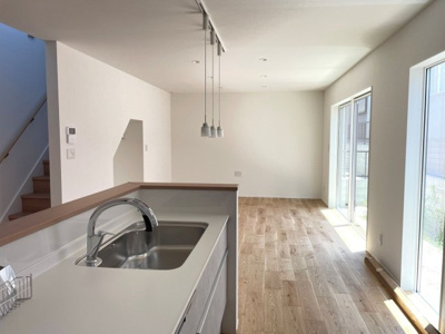 【キッチン】 | 【NEXT-STEP HOME】▼△まるで注文住宅のような建売▼『大屋根と1階完結型の家』△▼ | ◆2026年7月19日撮影◆キッチンからダイニング・リビングを見渡せるので、コミュニケーションを取りながらくつろぎやすい空間になりました◆