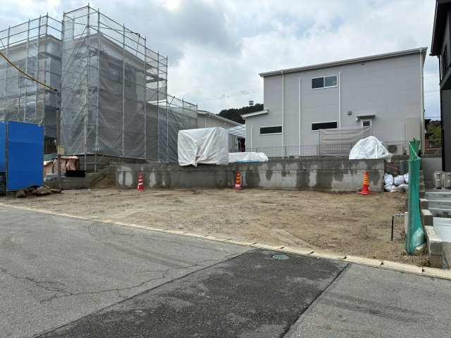 【前面道路含む現地写真】 | 【NEXT-STEP HOME】▼△まるで注文住宅のような建売▼『大屋根と1階完結型の家』△▼ | ◆現地写真◆2026年3月撮影◆建築中です＾＾◆