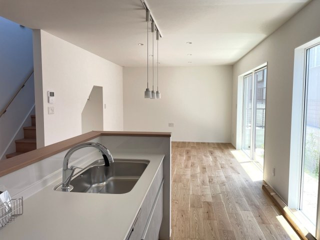 【キッチン】 | 【NEXT-STEP HOME】▼△まるで注文住宅のような建売▼『大屋根と1階完結型の家』△▼ | ◆2026年7月19日撮影◆キッチンからダイニング・リビングを見渡せるので、コミュニケーションを取りながらくつろぎやすい空間になりました◆