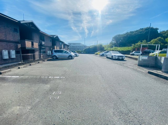 ヒルグレイスA棟の駐車場