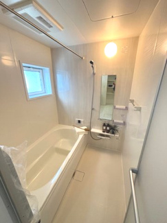 【浴室】 | 廿日市市阿品台１　（阿品東電停）【全2区画】NO2　平屋 | ゆったりした浴槽は、足を伸ばしてゆったり湯船につかることができます。
浴室換気乾燥機付きでカビ予防やヒートショック予防に安心です☆