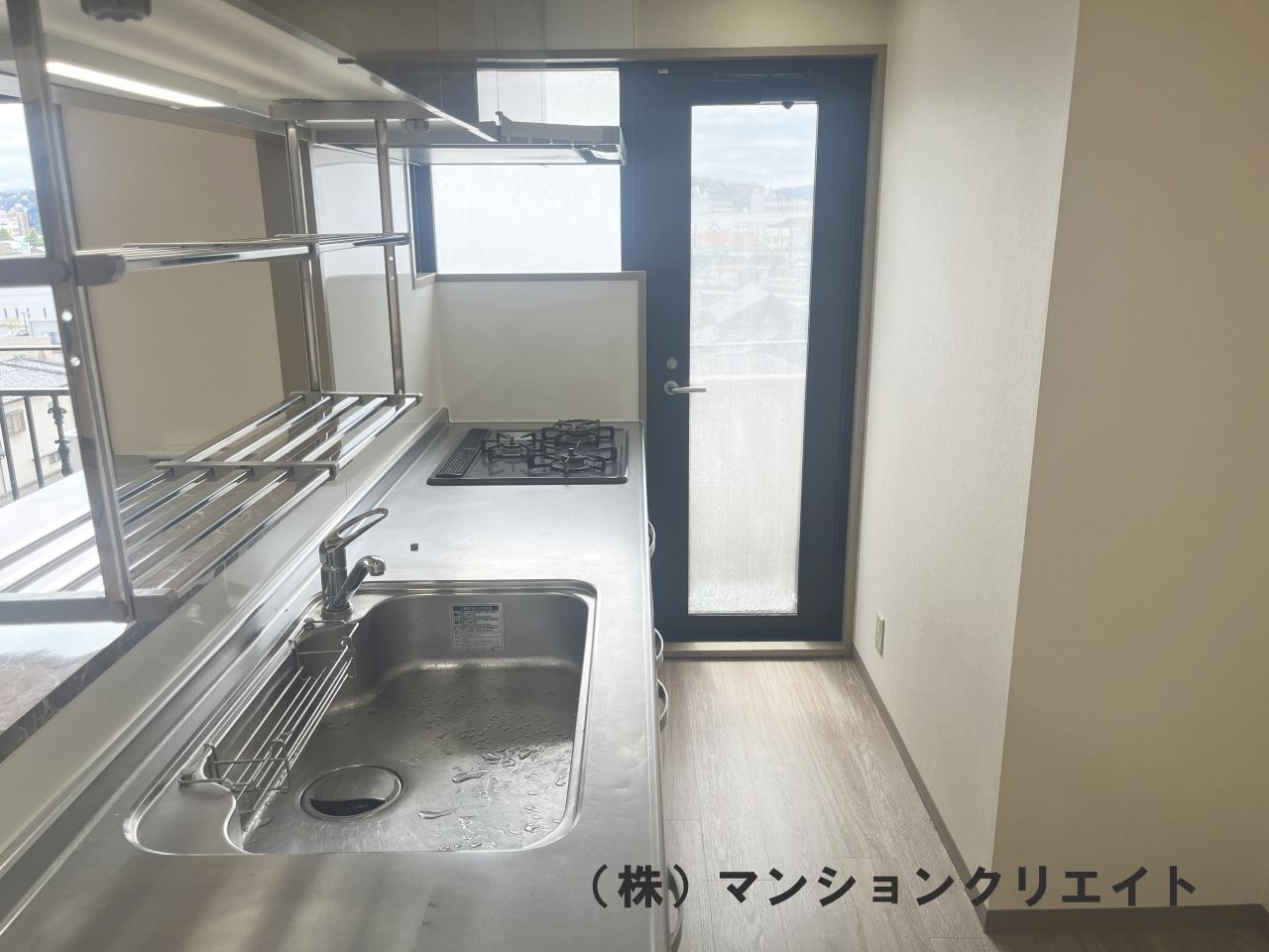 信開ガーデンコート文京のキッチン|キッチン奥の勝手口からバルコニーへ出ることができます