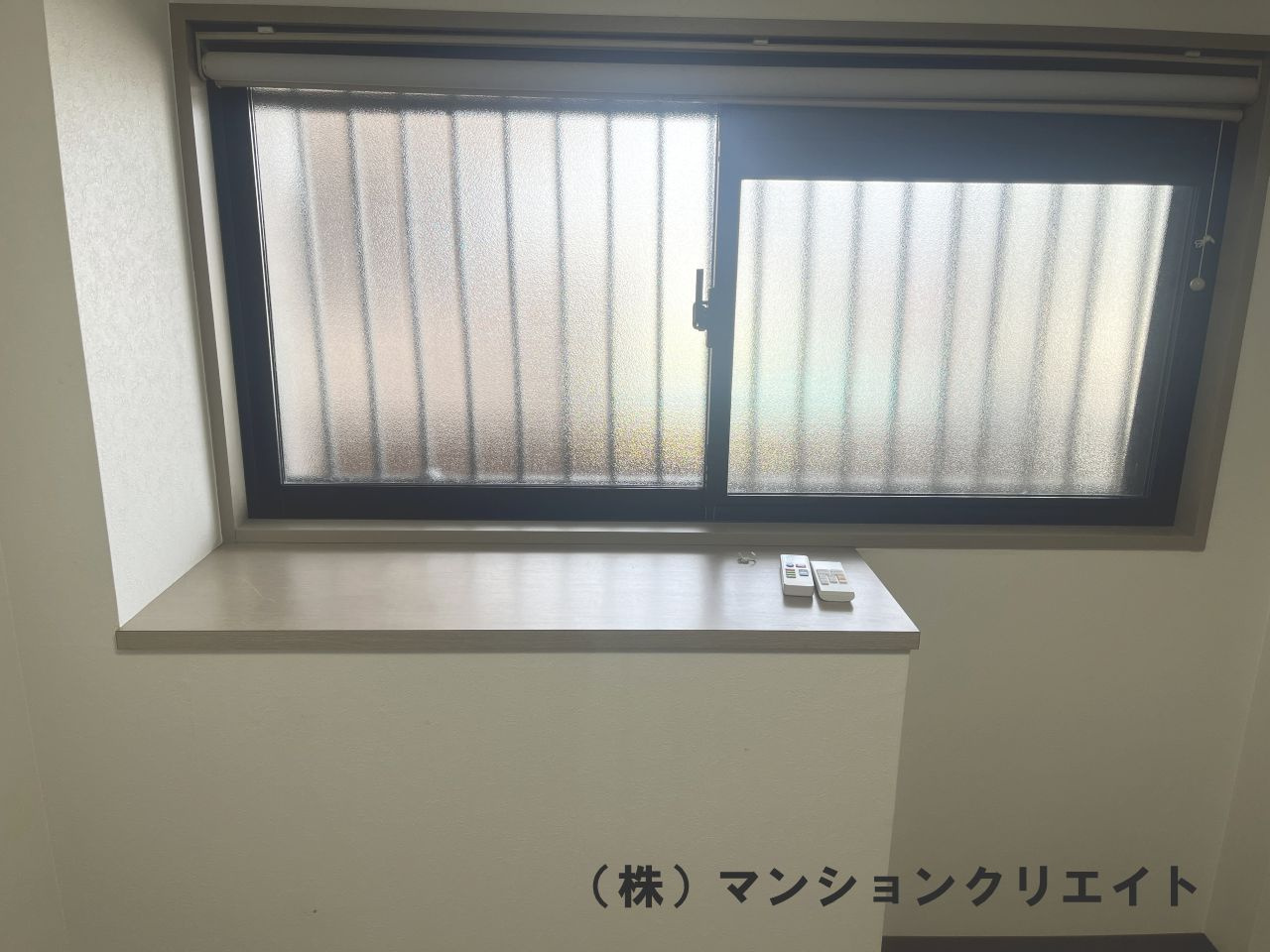 信開ガーデンコート文京の洋室|洋室6.6帖の共用廊下側の窓（飛び出ているところは廊下側のトランクルームになります）