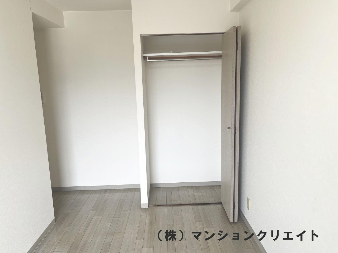 信開ガーデンコート文京の収納|洋室5.5帖のクローゼット