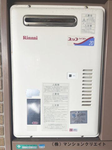 信開ガーデンコート文京の発電・温水設備|玄関横にあるガス給湯器