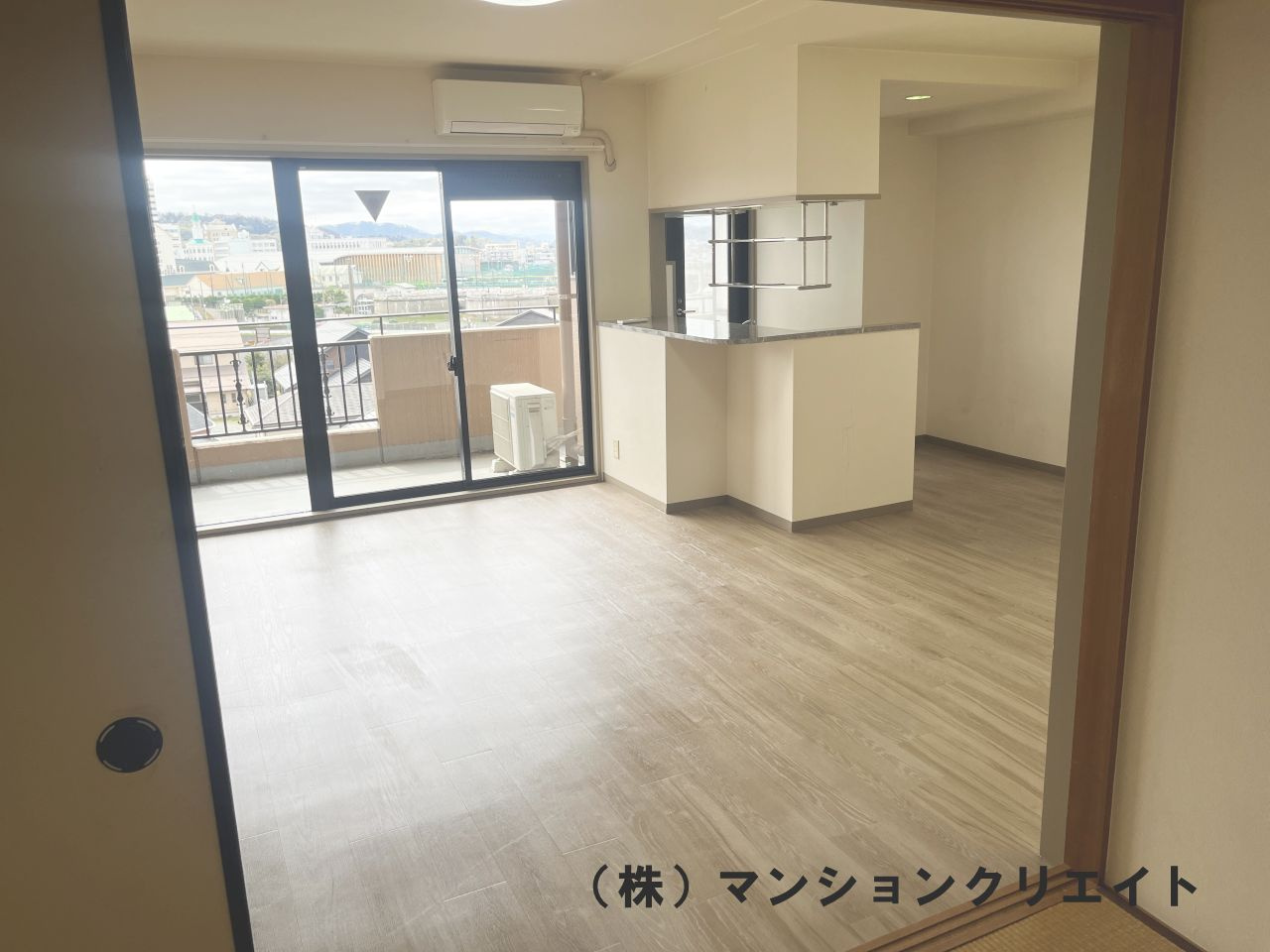 信開ガーデンコート文京の居間・リビング|LDK14.3帖。南向きで明るいリビング