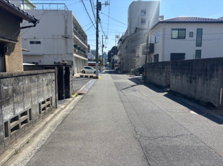 【前面道路含む現地写真】 | 西区東観音町（全3区画）3号棟　 | 物件前面は平坦で、見通しの良い道路に面しています。落ち着いた住宅街の中に位置しており、周囲には高い建物が少なく、空が広く感じられる開放的な周辺環境が魅力です。