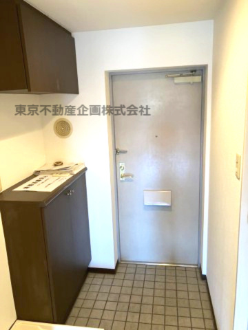 コスモ千駄木の玄関