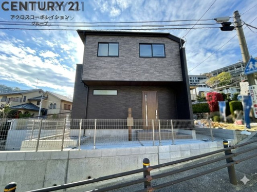 閑静な住宅街で、周辺には長尾台小学校（徒歩6分）があり、子供のいるファミリー層も安心して暮らせる環境です。