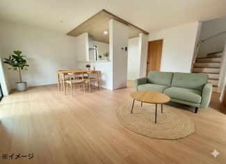 【居間・リビング】 | 東広島市黒瀬町丸山字長尾 | キッチンから全体の様子がうかがえるリビングダイニング