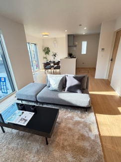 【居間・リビング】 | 安佐北区落合南1丁目　全3区画　NO3 | 大きな窓が設置された18帖リビング☆対面式のキッチンでリビングが見渡せるので、お子様やご家族の様子が見えて安心です♪