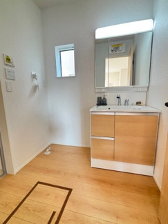 【独立洗面台】 | 安佐北区落合南1丁目　全3区画　NO3 | 三面鏡付きの洗面台は、メイクもドライヤーも余裕のスペースです☆