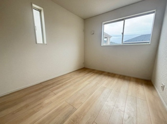 【洋室】 | 安芸郡熊野町呉地1丁目　全7区画　NO5 | 2階　洋室6帖　収納付きでお部屋がスッキリ広く使えます。
