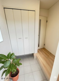 【玄関】 | 安芸郡熊野町呉地1丁目　全7区画　NO5 | お出かけ・ご帰宅時の玄関収納スペースたっぷり♪