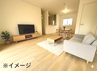 【居間・リビング】 | 安芸郡熊野町呉地1丁目　全7区画　NO5 | 17.5帖リビング☆対面式のキッチンでリビングが見渡せるので、お子様やご家族の様子が見えて安心です♪