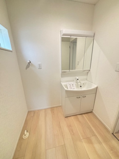 【独立洗面台】 | 安芸郡熊野町呉地1丁目　全7区画　NO5 | 洗面台は、メイクもドライヤーも余裕のスペースです☆