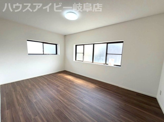 【洋室】 | 岐阜市又丸！フルリノベ再生住宅！リビングゆとりの24帖！お車縦列2台可能！最寄りのバス停徒歩2分！ | 岐阜市又丸！フルリノベ再生住宅！リビングゆとりの24帖！お車縦列2台可能！最寄りのバス停徒歩2分！