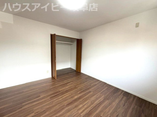 【洋室】 | 岐阜市又丸！フルリノベ再生住宅！リビングゆとりの24帖！お車縦列2台可能！最寄りのバス停徒歩2分！ | 岐阜市又丸！フルリノベ再生住宅！リビングゆとりの24帖！お車縦列2台可能！最寄りのバス停徒歩2分！