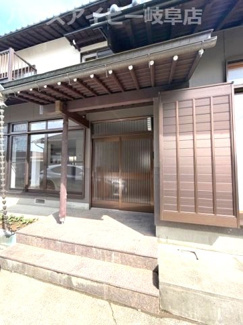 【玄関】 | 岐阜市又丸！フルリノベ再生住宅！リビングゆとりの24帖！お車縦列2台可能！最寄りのバス停徒歩2分！ | 岐阜市又丸！フルリノベ再生住宅！リビングゆとりの24帖！お車縦列2台可能！最寄りのバス停徒歩2分！