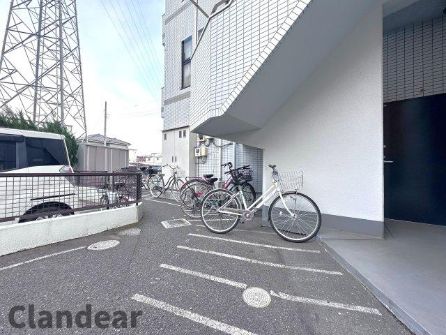 シュロス保木間の駐車場|ドキドキの新生活も、安心してスタート。ぴったりの住まいを見つけませんか？クランディアが一緒に住まい選びをサポートします‼　まずは、お気軽にお問合せください　＃クランディア