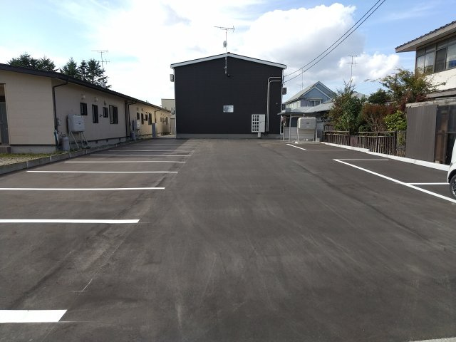 tres（トレース）の駐車場