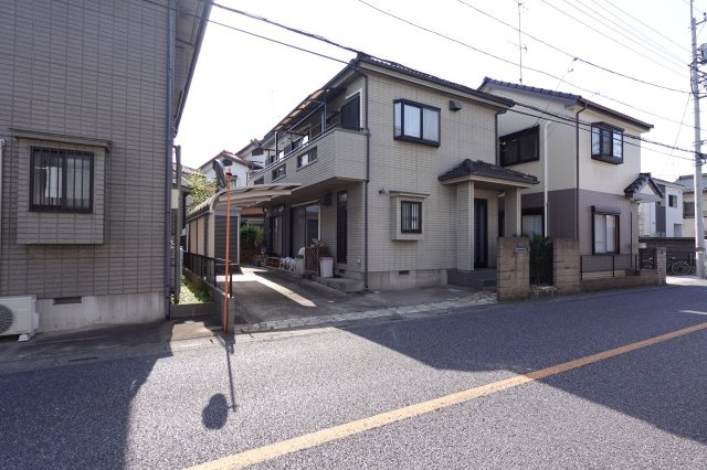 川越市石原町２丁目　中古戸建の前面道路含む現地写真