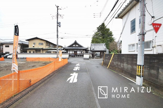 【前面道路含む現地写真】 | 贅沢な暮らしにぴったり設備が魅力♪家事導線の良い水回りで毎日綺麗家事もラクラク♪早朝、夜間問わず現地見学＆周辺環境ご案内致します♪