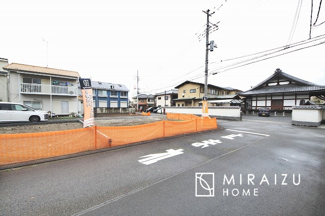【外観】 | 青く澄み渡った綺麗な空と、陽の光をたっぷりと受ける、そんな新築住宅で新生活をスタートしてみませんか？見学・ご相談等、ミライズホーム(株)までお気軽にご連絡下さい。