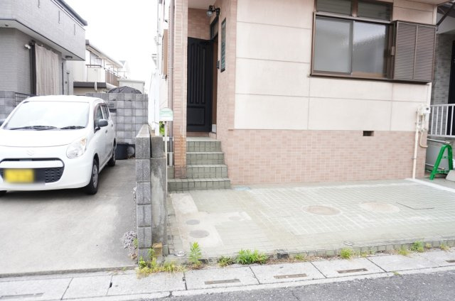 草加市遊馬町 中古戸建の玄関