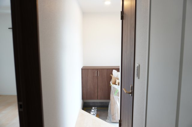 草加市遊馬町 中古戸建の玄関