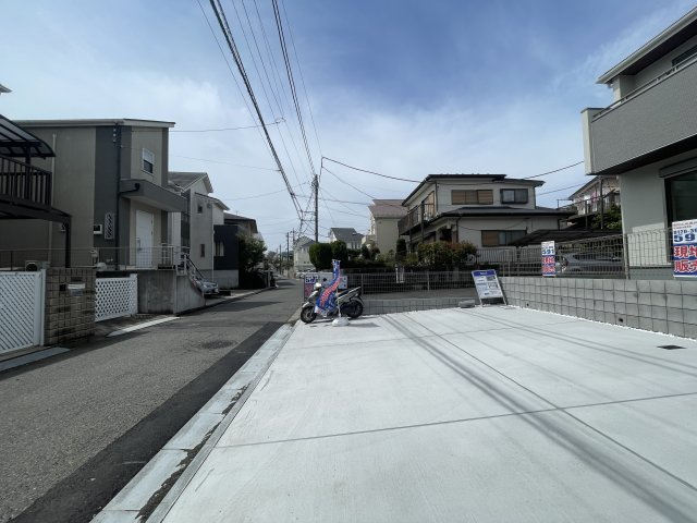 駐車場３台分ですが、車持っていない方なら何でも使えるスペースに！ラップバトルも3on3もカバディもなんでもござれ！な、『緑区白山２丁目』新築戸建の駐車場|駐車スペースもあります
