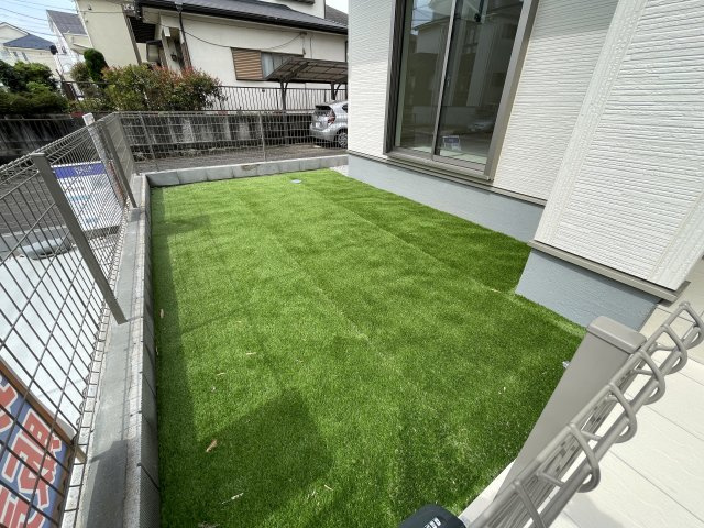 駐車場３台分ですが、車持っていない方なら何でも使えるスペースに！ラップバトルも3on3もカバディもなんでもござれ！な、『緑区白山２丁目』新築戸建の庭|お庭も活用できます