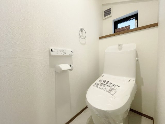 北区西が丘2丁目 全2棟 2号棟のトイレ|小窓を設け明るく衛生的なトイレ
トイレは1階と3階に設置しているので忙しい朝にも便利です(2号棟)