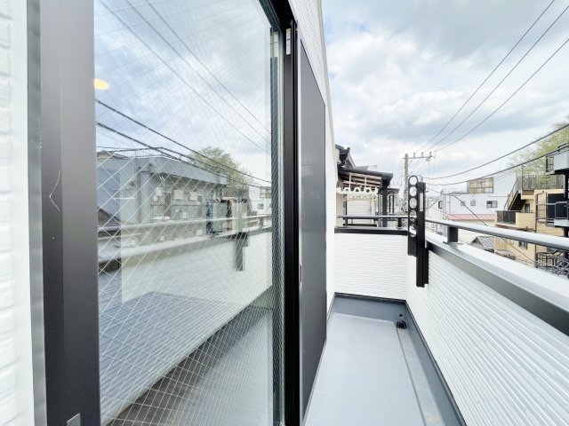 北区西が丘2丁目 全2棟 2号棟のバルコニー|3階南向きのバルコニーは毎日のお洗濯物も快適に干すことができます(2号棟)