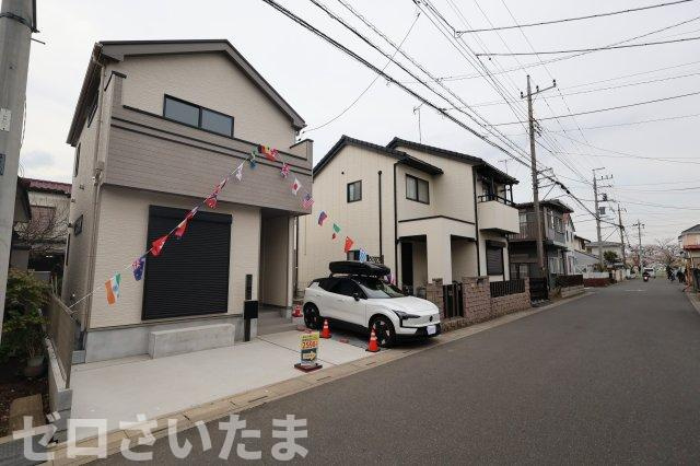 《仲介手数料無料》伊奈町栄４丁目76-2新築一戸建てハートフルタウンの外観|1台は縦列駐車になりますが2台車を停められます。