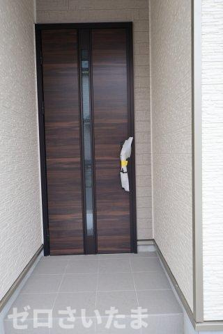 《仲介手数料無料》伊奈町栄４丁目76-2新築一戸建てハートフルタウンの玄関