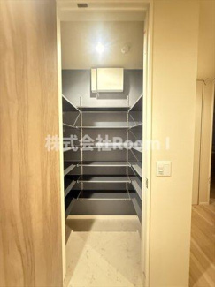【玄関】 | BORIKIひがしおおさか・ウエスタンハイツ１８ | 明るい玄関です