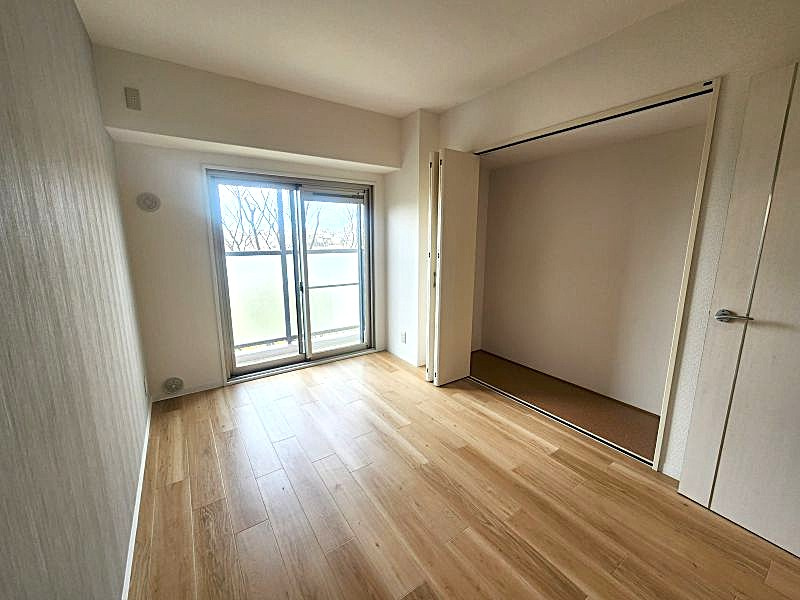 パームスクエアジェームス山 の洋室|角部屋なので全室に大きな窓があり各お部屋から綺麗な景色が眺められます♪