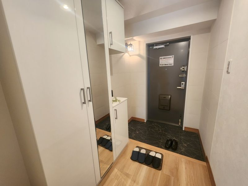 パームスクエアジェームス山 の玄関|大きめの下駄箱を設置　鏡もついてるのでお出かけ前の身だしなみチェックも出来ます♪