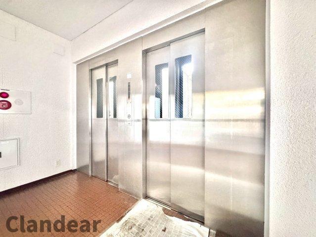 新松戸ファミールハイツ１号棟のその他共用部分|エレベーター完備で、日々の移動が無理なくできる安心の設備。荷物が多い日も負担が少なく、落ち着いて暮らせますね♪