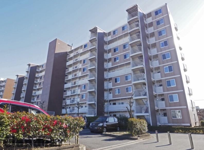 新松戸ファミールハイツ１号棟の外観|ドキドキの新生活も、安心してスタート。ぴったりの住まいを見つけませんか？クランディアが一緒に住まい選びをサポートします‼　まずは、お気軽にお問合せください　＃クランディア