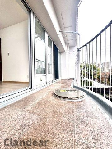 新松戸ファミールハイツ１号棟のバルコニー|ドキドキの新生活も、安心してスタート。ぴったりの住まいを見つけませんか？クランディアが一緒に住まい選びをサポートします‼　まずは、お気軽にお問合せください　＃クランディア