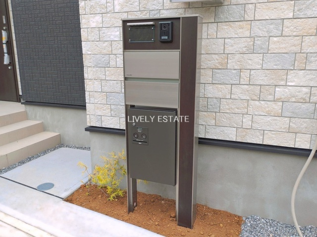 草加市新里町 新築分譲住宅 全8棟 1号棟のその他|インターホン機能・宅配BOX付き門柱