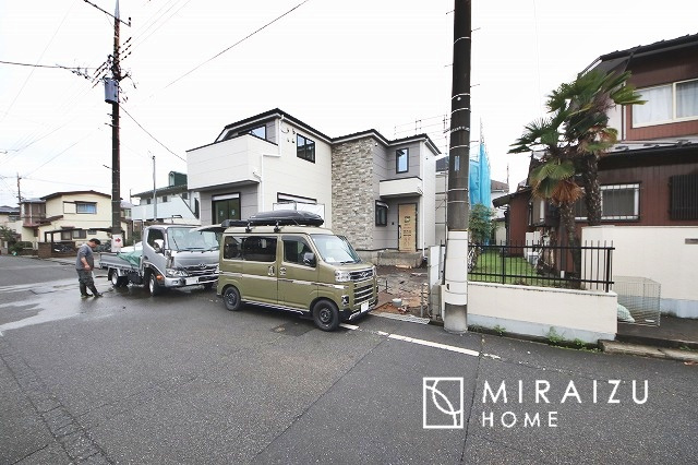 【外観】 | 青く澄み渡った綺麗な空と、陽の光をたっぷりと受ける、そんな新築住宅で新生活をスタートしてみませんか？見学・ご相談等、ミライズホーム(株)までお気軽にご連絡下さい。