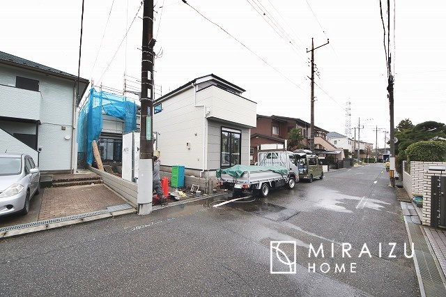 【前面道路含む現地写真】 | 青く澄み渡った綺麗な空と、陽の光をたっぷりと受ける、そんな新築住宅で新生活をスタートしてみませんか？見学・ご相談等、ミライズホーム(株)までお気軽にご連絡下さい♪