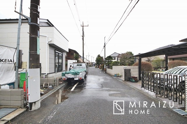 【前面道路含む現地写真】 | プライバシー性と開放感を高める住環境。陽当たりの良い開かれたロケーションを活かし、心地よい暮らしをプランニング