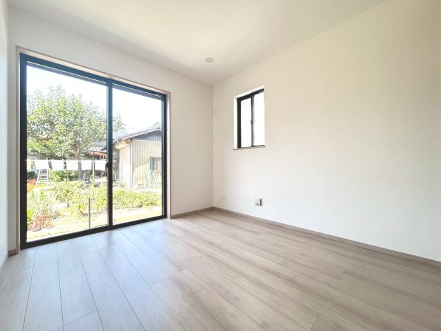 ハートフルタウン　一宮市萩原町林野　全3区画分譲の洋室|木目の美しさを際立たせるシンプルデザインで、室内に落ち着きと安らぎを与えてくれます。