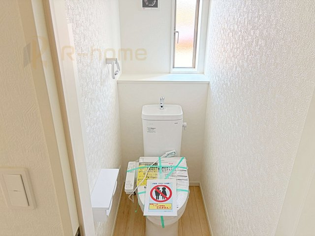 東茨城郡茨城町前田第5　新築戸建て　3号棟のトイレ|温水洗浄便座付きのトイレ。
トイレが２ヵ所設置で朝の忙しい時間でも安心です。