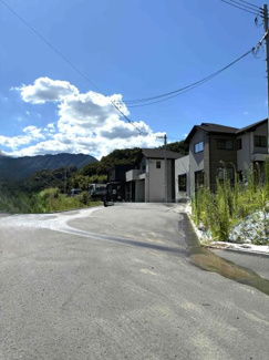 【前面道路含む現地写真】 | 佐伯区利松3丁目　全2区画　NO1【50坪】 | 前面道路4.1ｍ☆
この区画だけの出入りの道路で、交通量が少なくお子様の安全や駐車の際も安心です☆